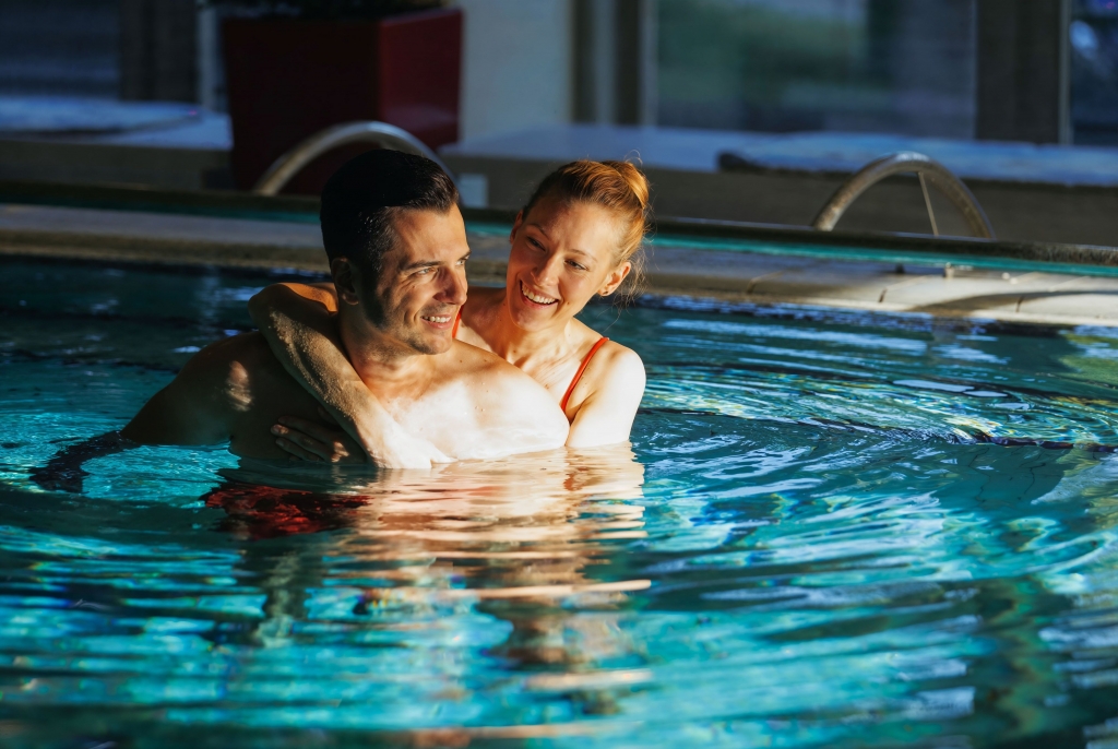 hvz-couple-pool_k.jpg