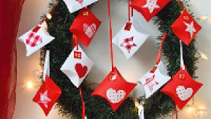 Ünnepvárás: adventi kalendárium koszorún
