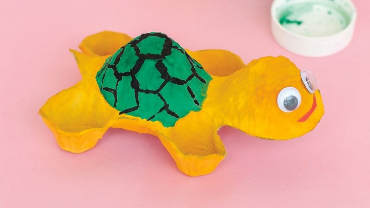 Cuki és könnyű DIY gyerekeknek tojástartóból: készítsetek teknőst és virágokat!