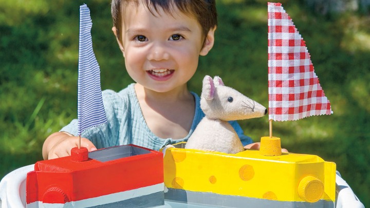 Kishajó DIY gyerekeknek üdítősdobozból: egérke kapitány kormányozza a sajthajót