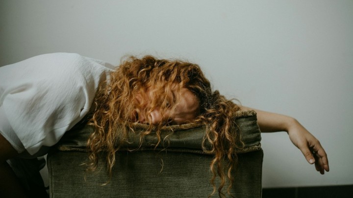 A novemberi depresszió tényleg létezik: ezek a tünetei és így enyhítheted őket!