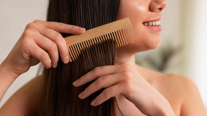 Természetes megoldás gubancok ellen: 3-féle DIY hajkifésülő spray recepttel