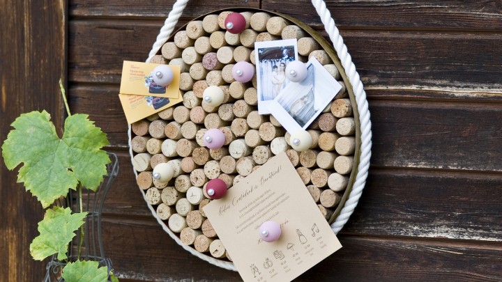 Dekorációnak is remek ez a parafa dugókból összeállított üzenőtábla: így készítheted el!