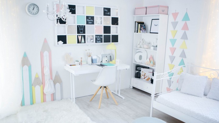 Óriási DIY ceruzák a gyerekszoba falára: készítsd el velünk parkettalapokból!