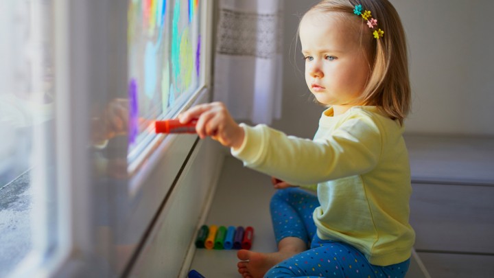 Őszi ablakdekoráció: elő a festékkel, krétafilcekkel, kezdődjön a rajzolgatás!