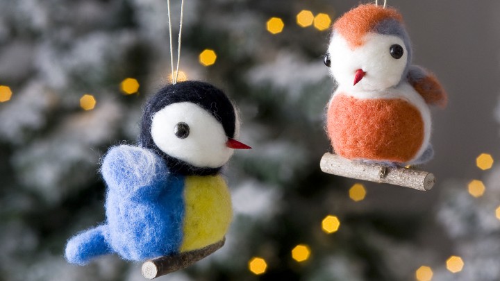 Csivitelő barátok: készíts apró vörösbegyet és kékcinkét tűnemezeléssel, alkotónk segít!