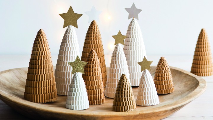 Natúr harmónia: készíts alkotónk segítségével dekoratív hullámkarton fenyőfákat!