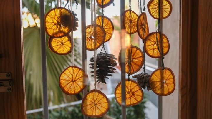 Csodaszép DIY dekorációk narancskarikákkal: ezeket érdemes a téli időszakban elkészíteni!