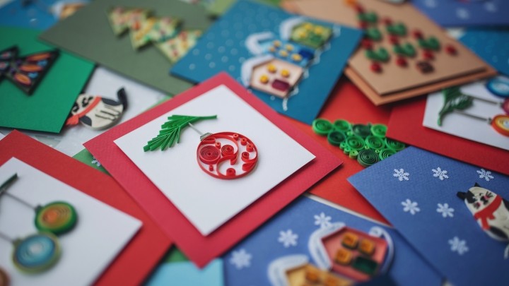 Fess, ragassz, díszíts egyedi karácsonyi lapokat szeretteidnek! Mutatunk 4 kreatív ötletet!