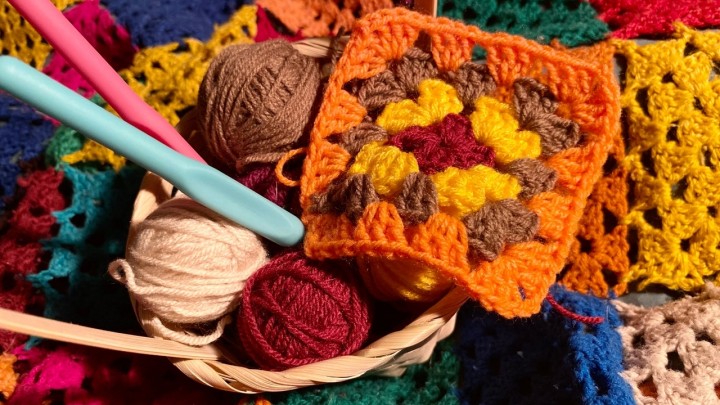 Imádják a követők Lara alkotásait: horgolt könyvtokokkal vált ismertté a német influenszer