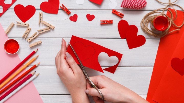 Dekoráció Valentin-napra papírból: aranyos ötletek, amelyekkel feldobhatod a hangulatot otthon