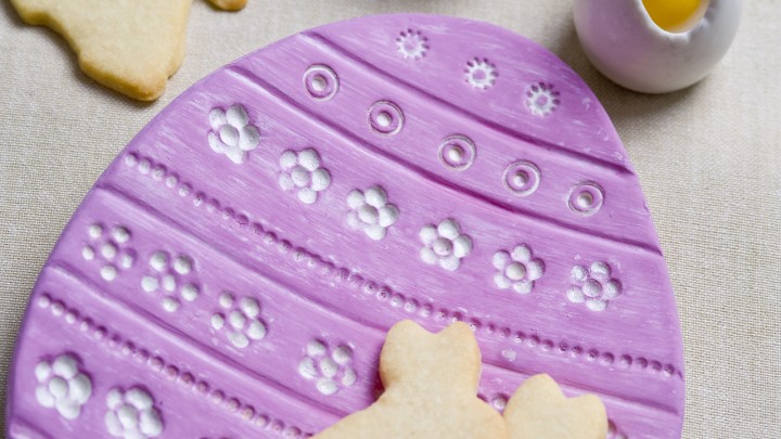 Tojás alakú kínálótálca húsvétra – még a nyuszis keksz receptjét is megmutatjuk hozzá!