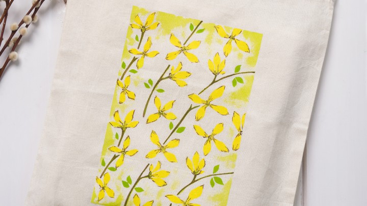 Aranyesővel díszített vászontáska zsebbel: készítsd el alkotónk segítségével!