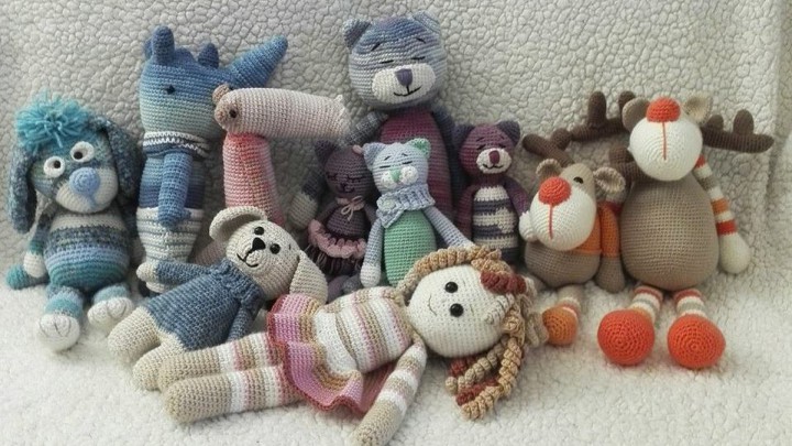 Bájos amigurumi cica sállal