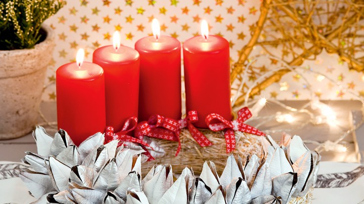 Adventi koszorú festett termésekkel
