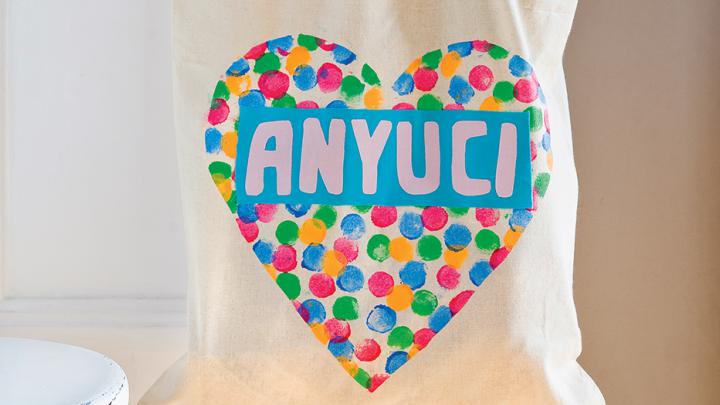 DIY vászontáska szív alakú mintával anyák napjára