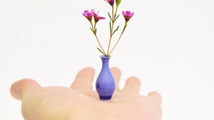 Miniatűr színes kerámiaedények, amelyek a tenyérben is elférnek