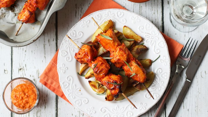 Grillezzünk rossz időben a konyhában: ajvárban pácolt pulykanyárs