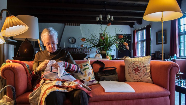 Kiállítás nyílik a királynő hímzéseiből: nézd meg te is őket