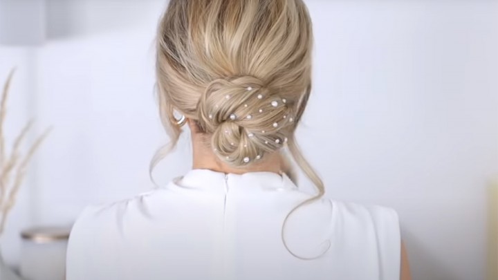 Könnyű és elegáns frizurák hosszú hajhoz nyári esküvőkre