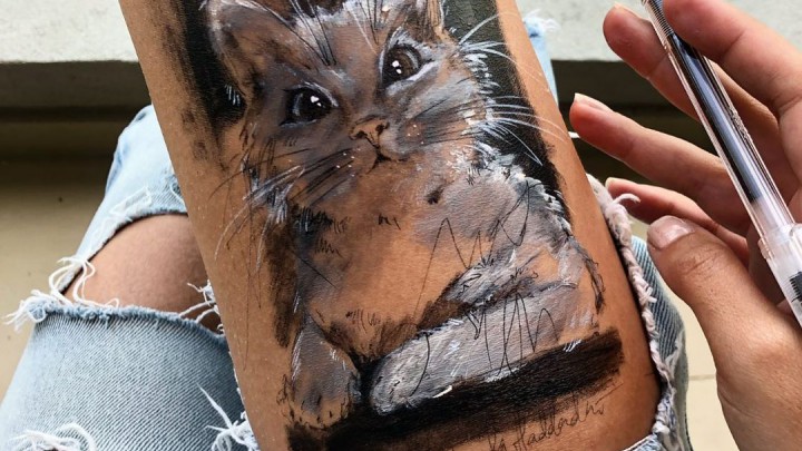 Ennek a lánynak papírra sincs szüksége az alkotáshoz