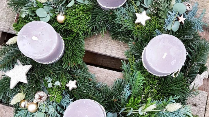 Adventi koszorúk eukaliptuszágakkal díszítve