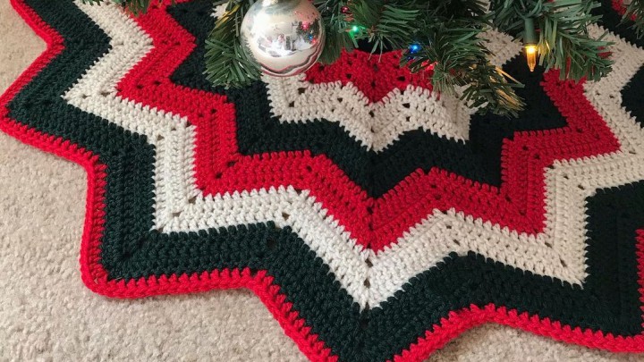 Horgolt és patchwork takarók karácsonyfa talpakhoz: inspiráció