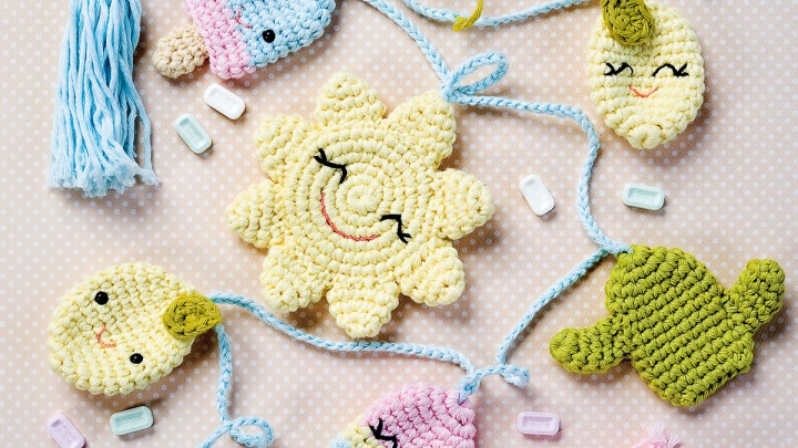 Nyárváró dekoráció: könnyen elkészíthető amigurumi girland