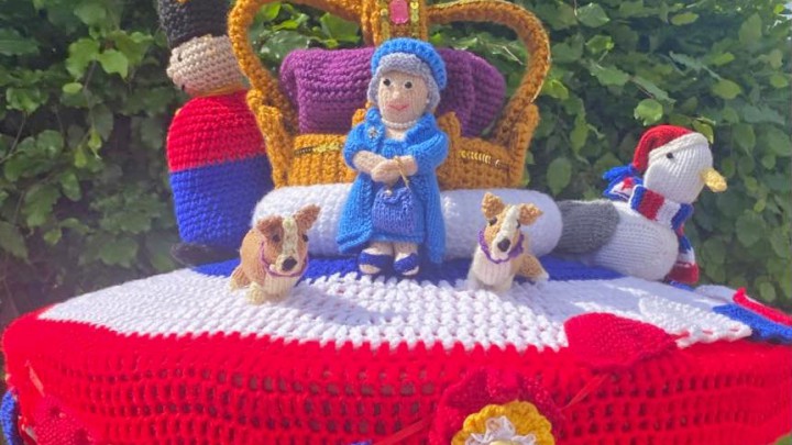 Horgolt és kötött figurák II. Erzsébetről