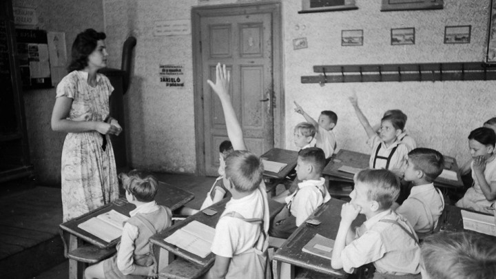 Édes nosztalgia: fekete-fehér képeken a régi iskolásévek
