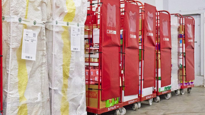 SPAR: fólia helyett többször használatos rolli-ponyvák