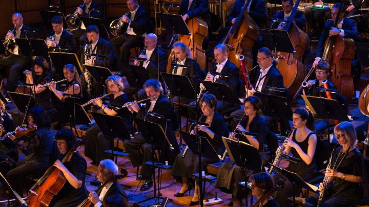 A sötétből a fényre: a Nemzeti Filharmonikusok húsvéti hangversenye
