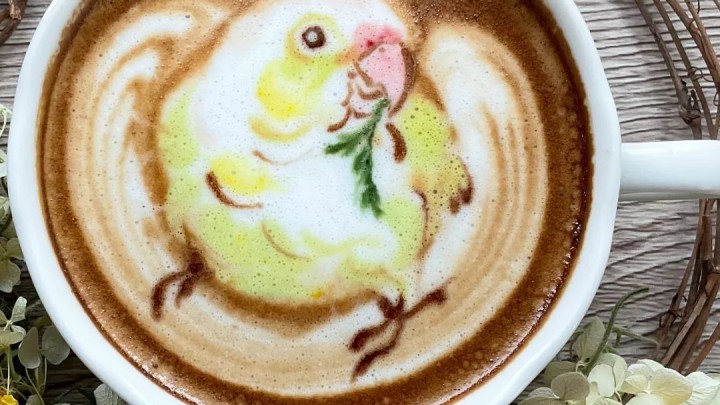 Latte art: színes madarak kávéhabból