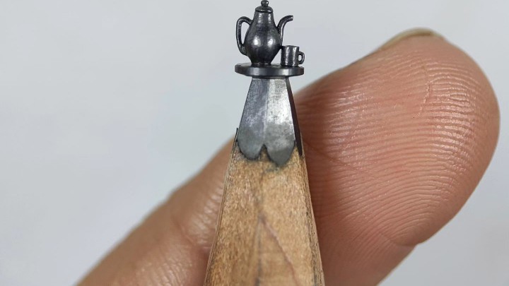 Elképesztő: grafitceruza hegyéből faragott miniatűr szobrok
